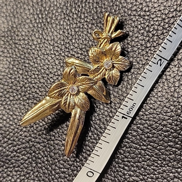 Lot of 3 Floral Pins ~ Anne Klein Lucite Flower, Unmarked Rose & Bouquet Pins - Picture 3 of 11